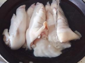 猪蹄去毛，洗净，中间劈两半，凉水下锅，焯水去血沫