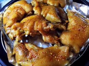 猪蹄放入空气炸锅（或者烤箱）中，抹烧烤料