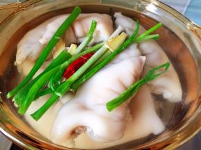 猪蹄放入汤锅中，放入配料