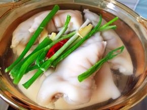 猪蹄放入汤锅中，放入配料