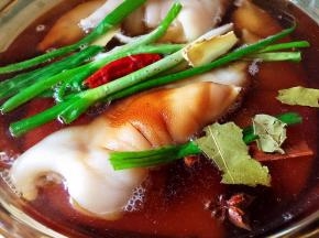 放入八角、桂皮、香叶，大火烧开后转中火炖煮