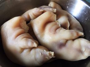 猪蹄焯水后捞出，洗净沥干水分备用