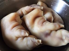 猪蹄焯水后捞出，洗净沥干水分备用
