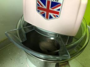 把除了馅料以外的食材放入厨师机，揉成光滑的面团（由于黑全麦粉中有麦麸，所以揉好之后不会像精面团那样光滑，表面有颗粒感）