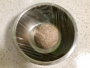 然后把面团放入干净的盆中，盖上保鲜膜，放在温暖处发酵。室内26度大约发酵一个小时。