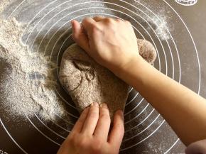 然后把面团拿出来，放在揉面台上排气。