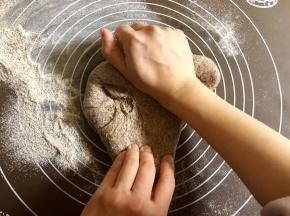 然后把面团拿出来，放在揉面台上排气。