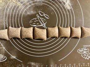 接着搓成粗细均匀的长条，平均分成8份。