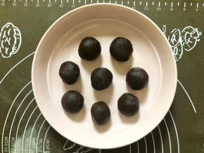 等待发酵的时候，把红豆沙揉成25克的小球备用，喜欢馅儿大的，可以揉成28～30克/个。