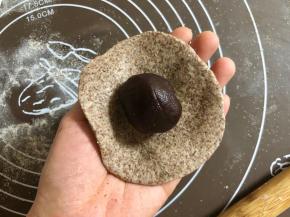 把豆沙球放在圆片中间