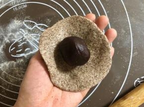 把豆沙球放在圆片中间