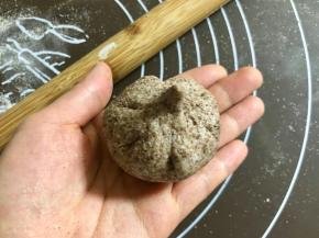 用虎口法收好，掐掉小尖尖或按回去