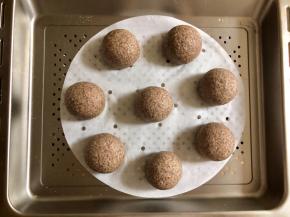 八个都包好后，放入蒸箱或蒸锅，关好箱门或盖好锅盖，进行二次发酵。