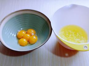 蛋黄与蛋白分离，分别在无油无水的容器中。