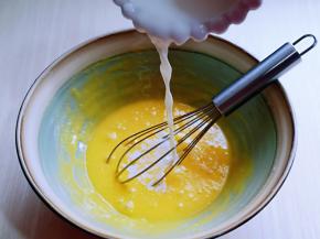 再加入牛奶继续打均匀至看不到牛奶。