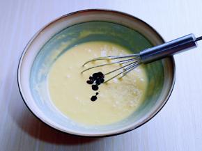 再滴入红丝绒液。(3-4滴，用红曲粉也可以)