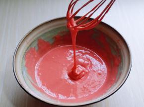 用手动打蛋器拌均匀，看不到面粉为止，拌的时候使用手动打蛋器呈Z字形状来回搅动，不要转圈搅拌，以免起筋。这样蛋黄糊就做好了，放在旁边备用。(面糊提起打蛋器轻松顺滑的滴落下去，且无干粉。)