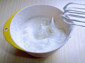 电动打蛋器高速打发，打至湿性发泡时加入最后的三分之一糖，继续打发至蛋白出现细腻的纹路，将电动打蛋器调低速打发一会儿，感觉有些阻力时，就可以停止打发，以免消泡，提起打蛋器有微微的弯勾即可！