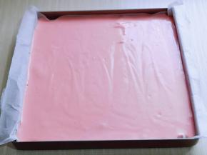 拌好的蛋糕糊，细腻光滑，饱满，倒入烤盘中。(烤盘垫上油纸再倒蛋糕液)