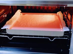 将烤盘入东菱烤箱中层。