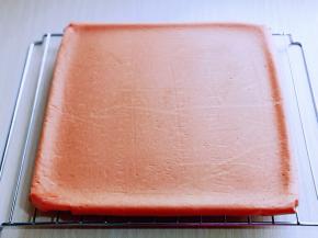 取出烤盘趁热将油纸撕掉，放烤网了晾至有余温。