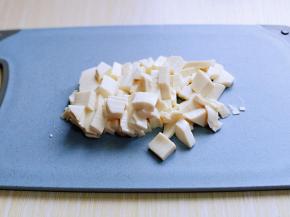 最好选用内酯豆腐，从盒中取出切小块，我和宝贝吃，所以用了半盒豆腐。(量可以增减)