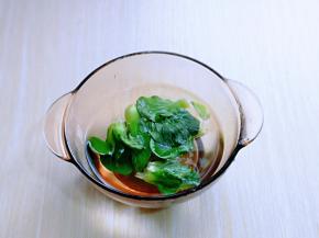 菜心冷水你干净，再用热水泡8分钟，捞出再切碎。