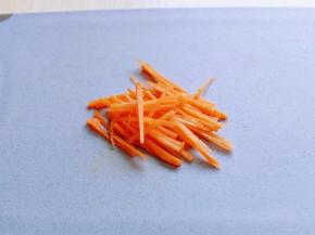 胡萝卜去皮，洗干净，切丝。