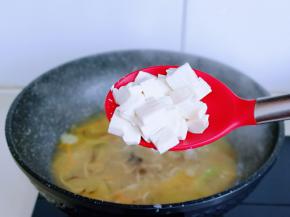 加入切好的豆腐，再煮 2分钟。