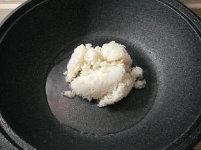 1准备好材料，蛋白与蛋黄分离，只用蛋黄，锅内放少许色拉油烧热，加入米饭。