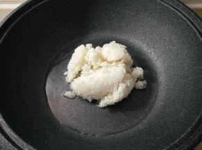 1准备好材料，蛋白与蛋黄分离，只用蛋黄，锅内放少许色拉油烧热，加入米饭。