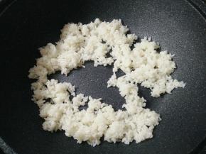 用勺子压拌炒散。