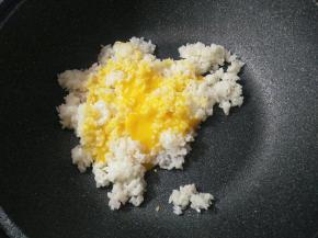 倒入打散的蛋黄快速翻炒。