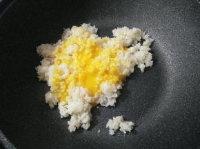 倒入打散的蛋黄快速翻炒。