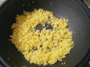 放入适量盐胡椒粉调味。