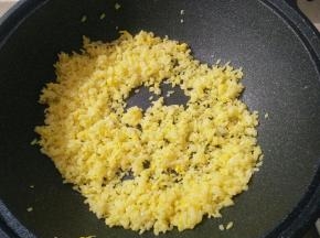 放入适量盐胡椒粉调味。