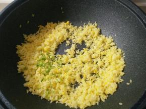 放入切碎的香菜末炒匀。