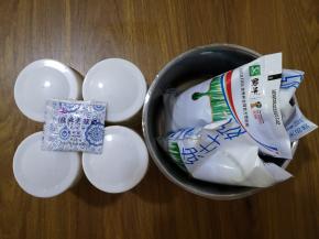 1、原料：纯牛奶、酸奶菌、耐高温玻璃瓶、不锈钢盆。