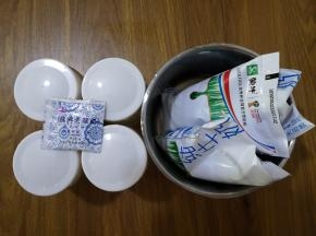 1、原料：纯牛奶、酸奶菌、耐高温玻璃瓶、不锈钢盆。