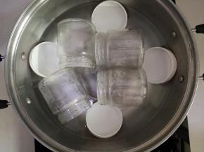 2、锅中加入水烧开，玻璃瓶进行消毒。