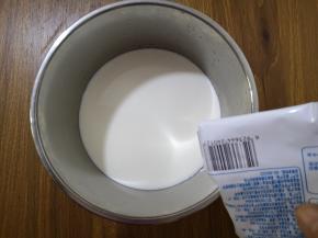 4、不锈钢盆中加入牛奶。