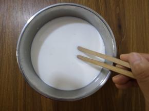 6、用消过毒的筷子将牛奶和酸奶菌搅拌均匀。