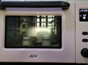 9、玻璃瓶放入烤箱，发酵功能，设置温度43度8小时。