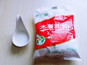 将木薯淀粉放入器具中，加少量水化成液体。(木薯经过淀粉提取后脱水而干燥盛的粉末。)