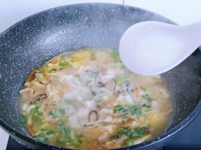 将液体淀粉倒入汤锅中，大火煮1分钟即可关火。