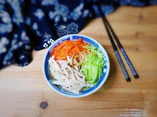 黄瓜鸡丝拌面