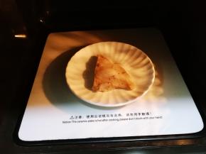 放入微波炉高火加热一分钟