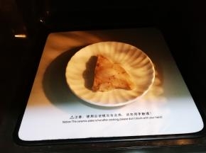 放入微波炉高火加热一分钟