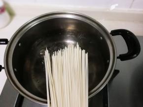 锅中水开放入面条