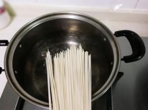 锅中水开放入面条